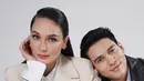Sementara Maxime lebih maskulin dengan paduan kemeja putih dan jaket kulit hitam [@lunamaya]
