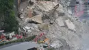 Petugas penyelamat mencari korban selamat di lokasi tanah longsor di Kabupaten Pengshui, Chongqing, Tiongkok, Sabtu, 17 Juli 2026. (AFP/ CNS)