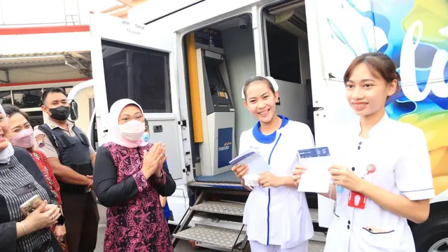 Menaker Ida Fauziyah kembali secara simbolis memberikan BSU