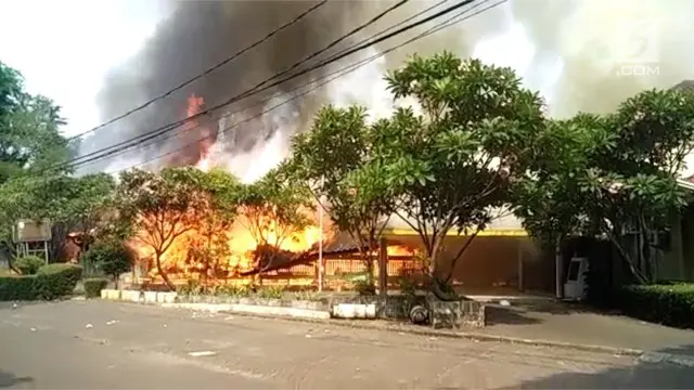 Kebakaran di kolam renang sektor 1 bintaro terjadi pada pukul 14:00 WIB. Api mulai menyala dari dapur kolam renang sektor 1 Bintaro. 

