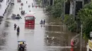 Masyarakat menggunakan delman saat melewati banjir di kawasan Kelapa Gading, Jakarta, Selasa (10/2). Selain perahu karet, kendaraan ini juga bermanfaat untuk para pengais rezeki ditengah bencana banjir yang melanda Ibukota. (Liputan6.com/Faizal Fanani)
