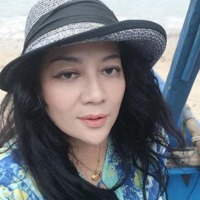 Ingat Tante Pressier di Keluarga Cemara? Ini 6 Potret Terbaru Wina Zulfiana