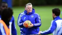 Guus Hiddink optimistis mengembalikan performa Eden Hazard. (Reuters/Sergio Perez)