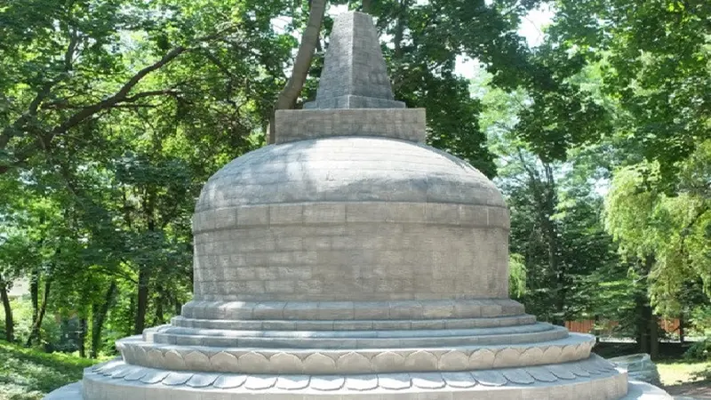 Replika Stupa Borobudur Berdiri Megah di Kebun Raya Terbesar Ibu Kota Ukraina