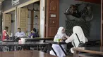 Pengunjung duduk di sebuah restoran di Bireuen, Aceh, Rabu (5/9). Pemerintah Kabupaten Bireuen mengharamkan perempuan dan lelaki yang nonmuhrim minum kopi semeja di restoran, kafe, bahkan di warung kopi biasa. (AFP PHOTO/AMANDA JUFRIAN)