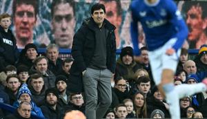 Pelatih Everton, Andoni Iraola memberikan instruksi dalam laga lanjutan Piala FA 2024/2025 melawan Bournemouth di Goodison Park, Liverpool, Inggris, Minggu (09/02/2025) WIB. (AFP/Paul Ellis)