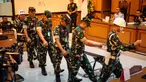 Empat personel Tentara Nasional Indonesia (TNI) yang dituduh menyiram air keras ke seorang aktivis Hak Asasi Manusia (HAM) usai menjalani sidang putusan di Pengadilan Militer II-08, Jakarta pada Rabu 10 Juni 2026. (Yasuyoshi Chiba/AFP)