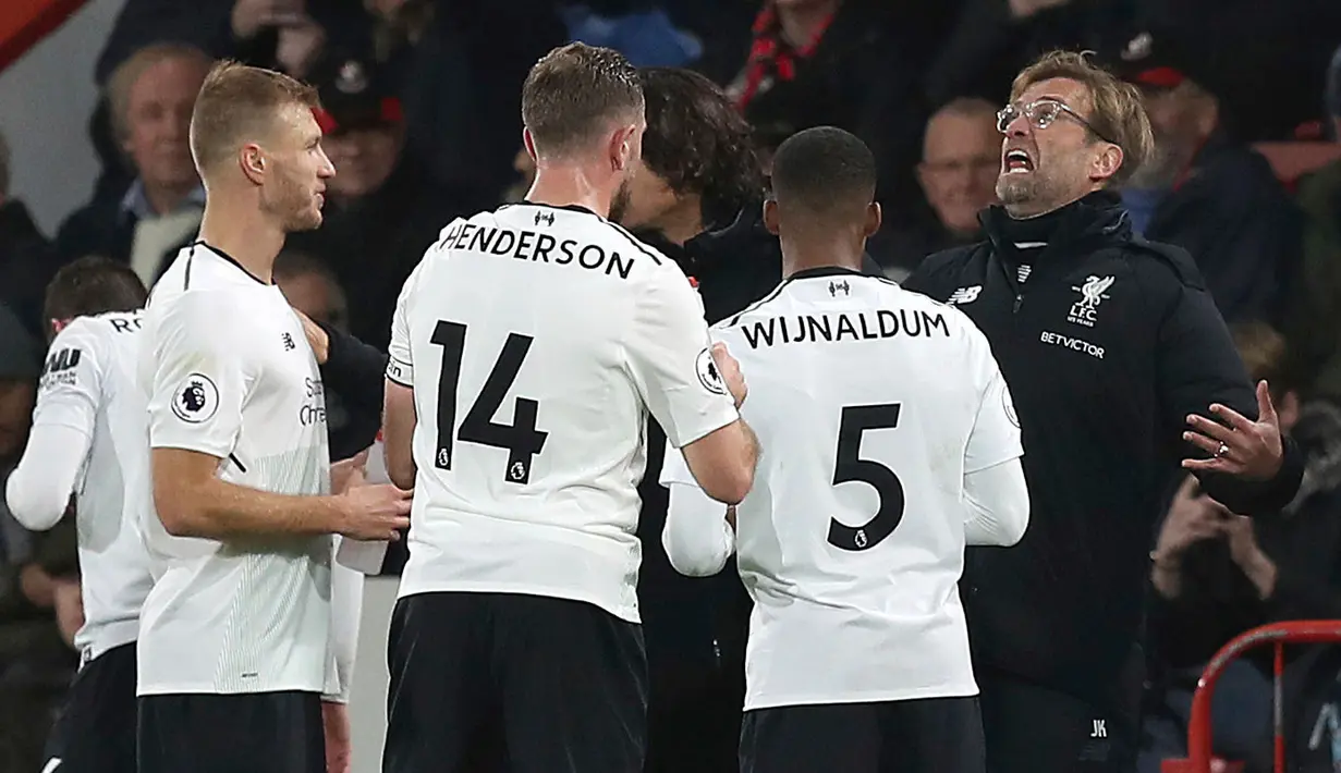 Manajer Liverpool Jurgen Klopp memberikan arahan kepada para pemainnya pada pekan 18 Premier ketika bertandang ke markas AFC Bournemouth di Vitality Stadium, Minggu (17/12). Liverpool mencukur AFC Bournemouth empat gol tanpa balas. (GLYN KIRK / AFP)