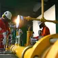 Petugas mengecek instalasi pipa metering regulating station PT Perusahaan Gas Negara (Persero) Tbk di PT Lion Metal Works di Jakarta, (28/10/2015). Sektor Industri kini mulai mengkonversi dari bahan bakar minyak ke gas alam. (Liputan6.com/Angga Yuniar)