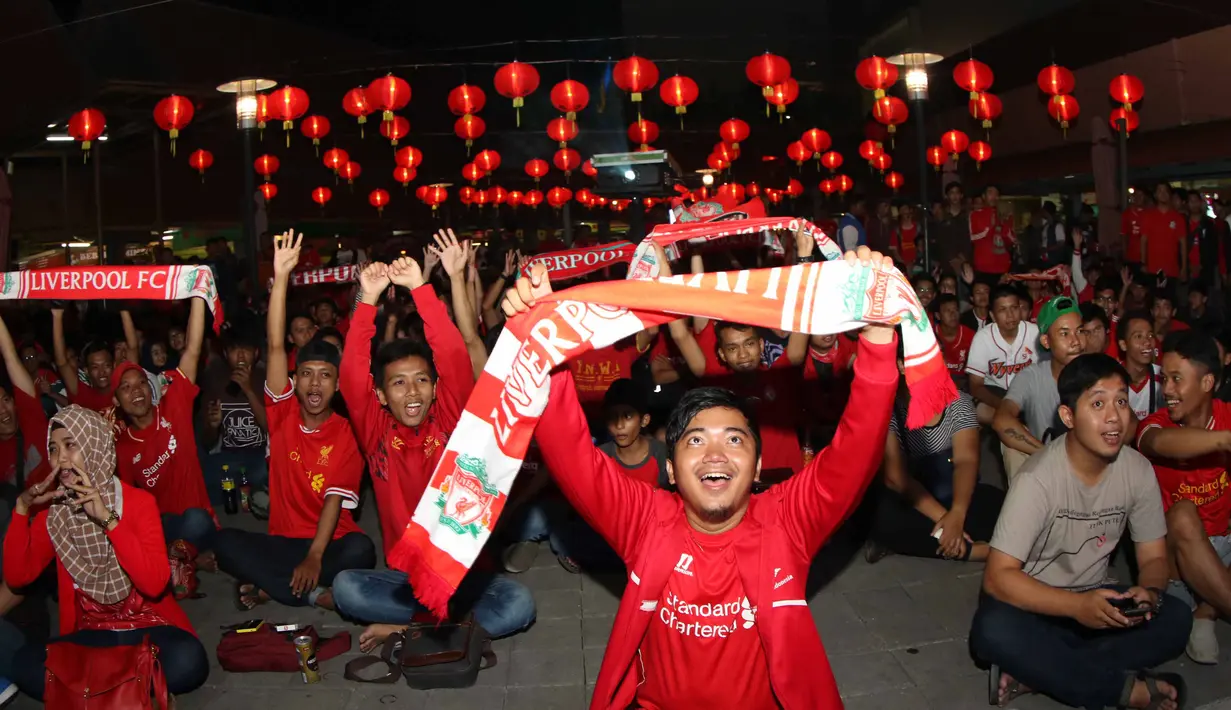 Suporter Liverpool membentangkan syal saat mengikuti acara nonton bareng Liga Premier Inggris antara Liverpool vs Manchester United  di Mall Sumarecon Bekasi, Jawa Barat, Minggu (17/1/2016). (Bola.com/Nicklas Hanoatubun)