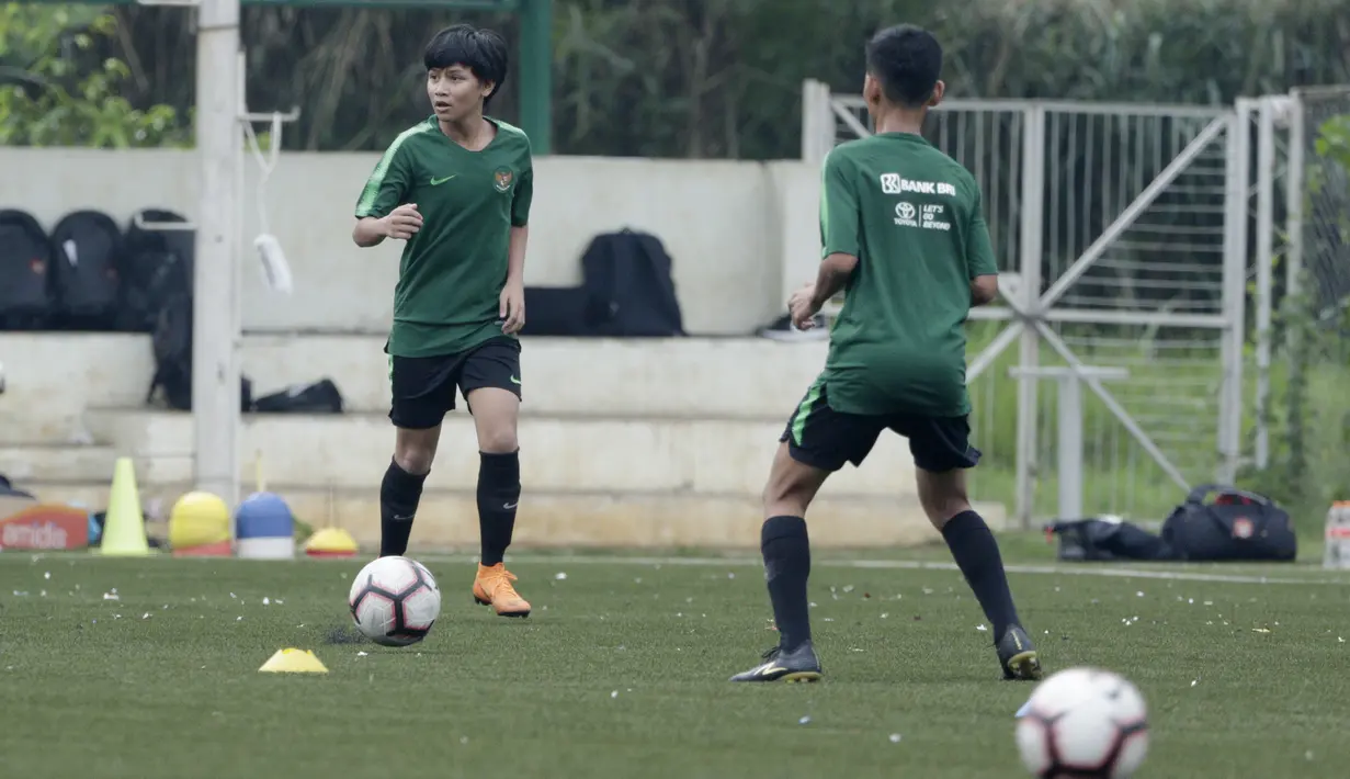 Pemain Timnas Indonesia U-16, Tristan Alif, meggiring bola saat pemusatan latihan di Sawangan, Senin (13/5). Sebanyak 41 anak mengikuti seleksi untuk memperkuat timnas di Piala AFF U-15 2019 di Thailand. (Bola.com/M Iqbal Ichsan)