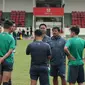 Pelatih Indra Sjafri (tengah) memberi arahan pada pemain saat latihan seleksi Timnas Indonesia U-19 di Lapangan Atang Sutresna, Jakarta, Kamis (6/4). 14 pemain yang pernah berlaga di luar negeri mengikuti seleksi masuk. (Liputan6.com/Helmi Fithriansyah)