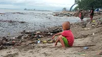 Sampah membuat Pantai Padang berair hitam dan layaknya tempat pembuangan. (Foto: Liputan6.com/ Novia Harlina)