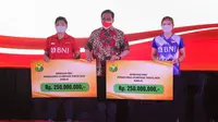 Greysia Polii/Apriyani Rahayu menerima bonus dari PBSI, Rabu (18/8/2021). (Humas PBSI)