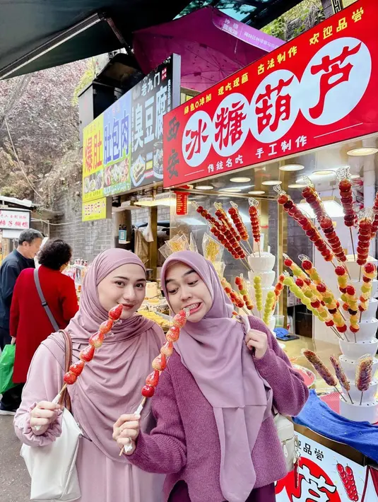 Selain menjajal es krim, Ricis dan Nadzira juga mencicipi sate buah alias tanghulu. Keduanya memilih untuk membeli tanghulu strawberry. Kesegaran kuliner tersebut melengkapi perjalanan manis mereka. (Liputan6.com/IG/@riaricis1795)