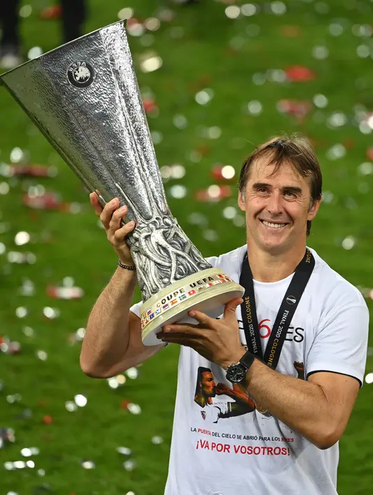 Pelatih Sevilla Julen Lopetegui berpose memegang trofi saat merayakan juara Piala Europa setelah mengalahkan Inter Milan di stadion RheinEnergie, Cologne, Jumat (21/8/2020). Sevilla juara Piala Europa setelah menang 3-2 atas Inter Milan. (Ina Fassbender / POOL / AFP)