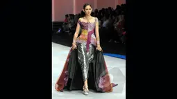 Kebaya modern dengan corak warna yang berani ditampilkan Fransisca di Indonesia Fashion Week 2015 di JCC, Minggu (1/3/2015). Fransisca Darmawan berhasil mengemas busana tradisinal menjadi kebaya modern (Liputan6.com/Panji Diksana)