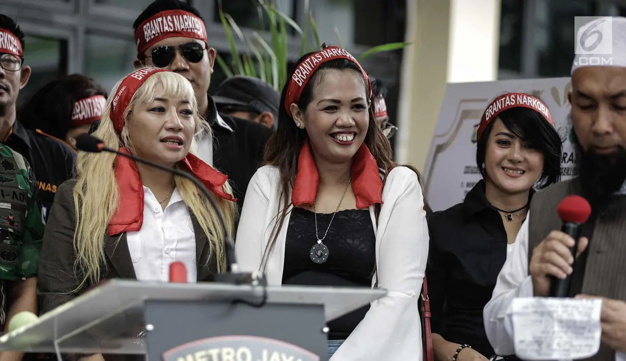 Elly Sugigi hadir dalam acara penandatanganan perjanjian pemberantasan dan penyalahgunaan narkoba di Mapolres Metro Jakarta Selatan, Kamis (22/2). Mereka mendaklarasikan diri untuk tidak menyalahgunakan narkoba. (Liputan6.com/Faizal Fanani)
