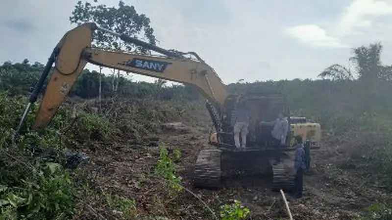 Alat berat yang digunakan mafia tanah di Kabupaten Kampar menyulap Suaka Margasatwa Rimbang Baling menjadi kebun.