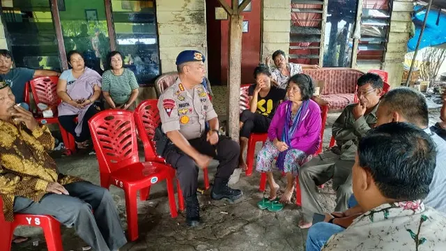 Suasana rumah duka anggota Brimob Polda Riau yang meninggal karena kerusuhan di Yahukimo, Papua.