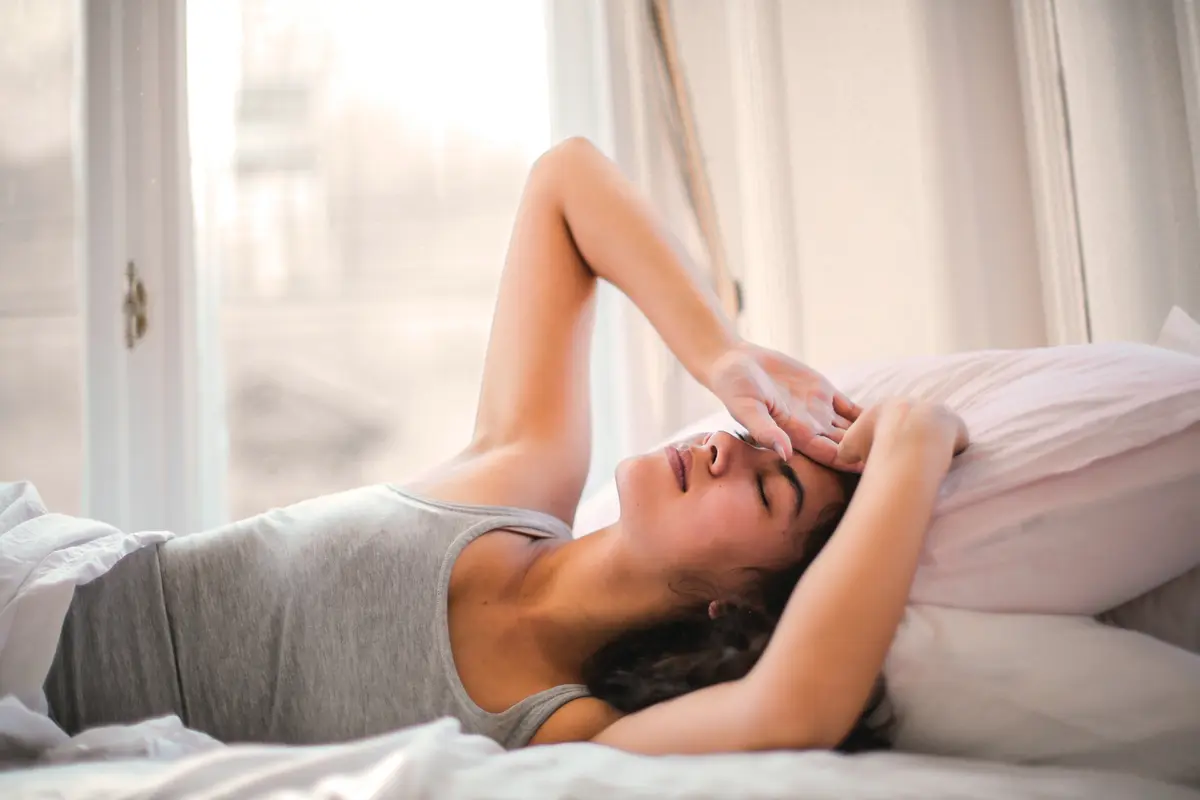 perempuan di tempat tidur