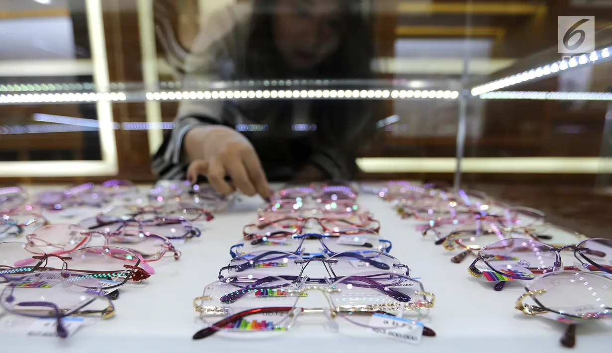 Pengunjung memilih kacamata di pusat kacamata grosir Optik Winsee di Pasar Baru, Jakarta, Sabtu (31/3). Model kacamata memanjakan pengunjung dengan memberikan harga yang murah dan berkualitas. (Liputan6.com/Fery Pradolo)