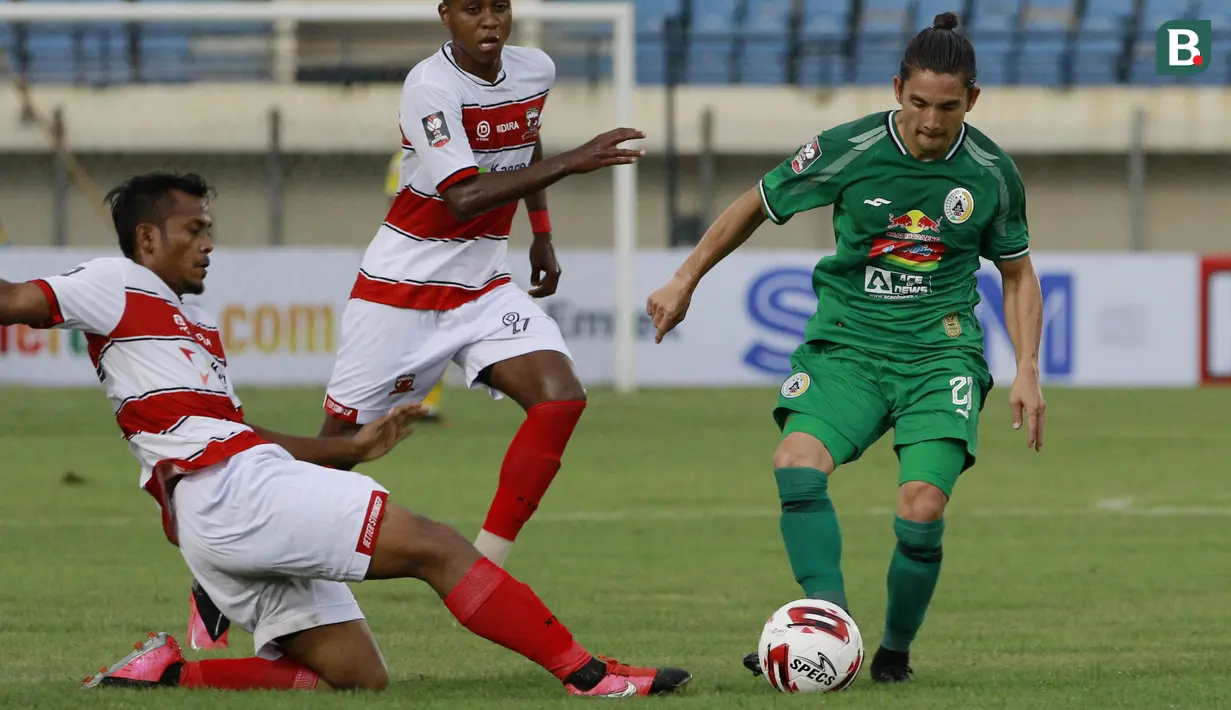 Kim Jeffrey Kurniawan - Gelandang PSS Sleman ini tampil cukup gemilang di Piala Menpora 2021. Mudah beradaptasi di lini tengah skuat Super Elang Jawa jadi kunci Kim menyandang pemain terbaik di timnya. (Bola.com/M Iqbal Ichsan)