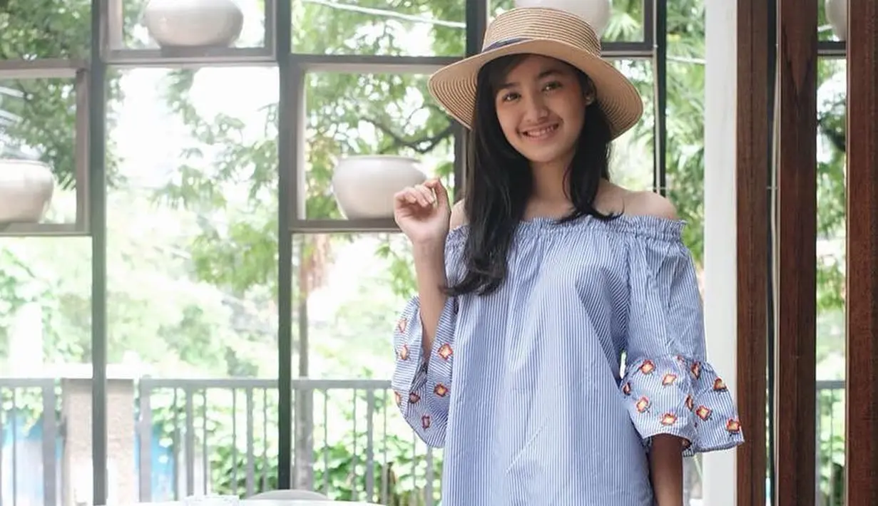 Melihat paras cantik Cut Syifa memang tak pernah ada bosannya. Style berbusananya Syifa yang kekinian membuat tampilannya menjadi imut dan pastinya memikat hati para lelaki. (Instagram/cutsyifaa)