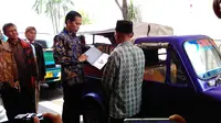 Presiden Jokowi melihat Bemo kutu buku di Istana Negara, Jakarta, Selasa (2/5/2017). (Liputan6.com/Ahmad Romadoni)