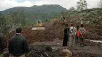 Material longsor di Paweden, Banjarmangu, Banjarnegara belum berhasil disingkirkan. (Foto: Liputan6.com/SRU RAPI BJN/Muhamad Ridlo)