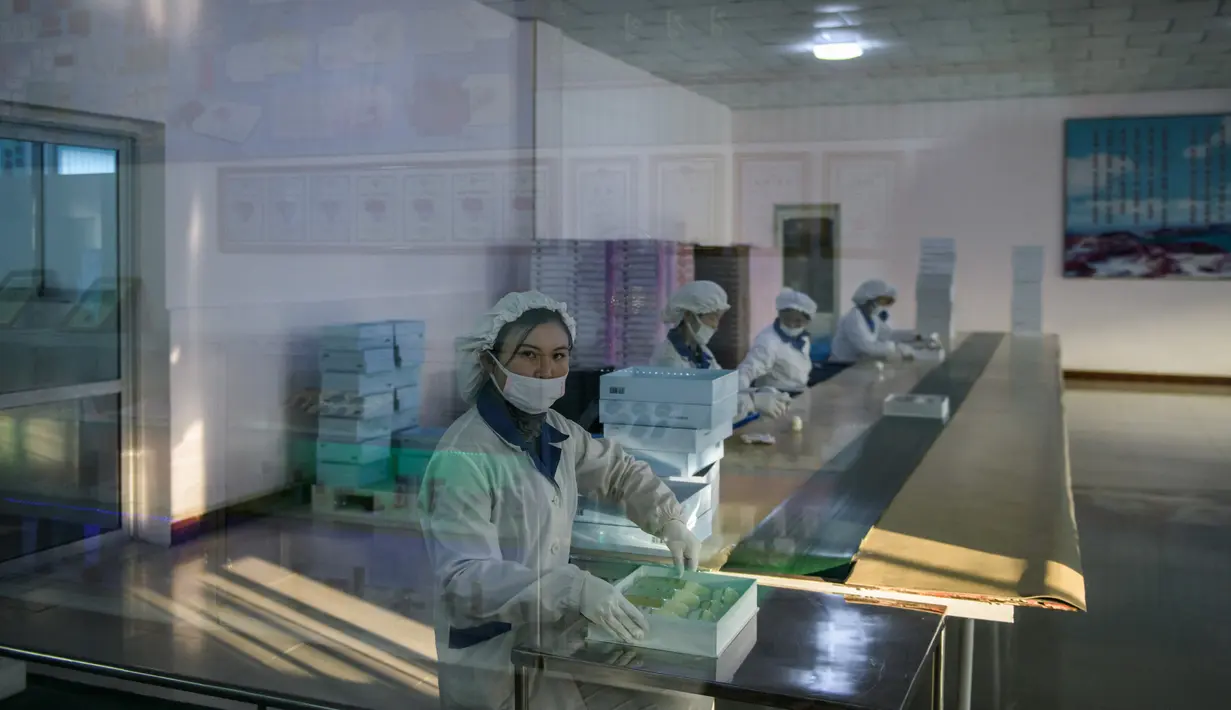 Foto pada 30 November 2018 menunjukkan pekerja mengamas produk di Pabrik Kosmetik Sinuiju, kota perbatasan Korea Utara dengan China. Pabrik yang didirikan pada 1949 itu adalah basis produksi kosmetik berskala besar di Korea Utara. (Ed JONES/AFP)
