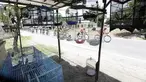 Deretan burung dalam sangkar yang dijual pedagang menjadi daya tarik tersendiri pada etape ke-5 Tour de Singkarak dari Pantai Carocok-Painan menuju pantai Gondoriah-Pariaman, Sumatera Barart. (Bola.com/NIcklas Hanoatubun) 