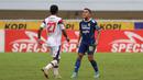 <p>Pemain Persib Bandung, Erwin Ramdani (kanan) bersitegang dengan pemain Arema FC, Dedik Setiawan pada pertandingan pekan ke-26 BRI Liga 1 2022/2023 yang berlangsung di Stadion Pakansari, Bogor, Kamis (23/2/2023). (Bola.com/Ikhwan Yanuar)</p>