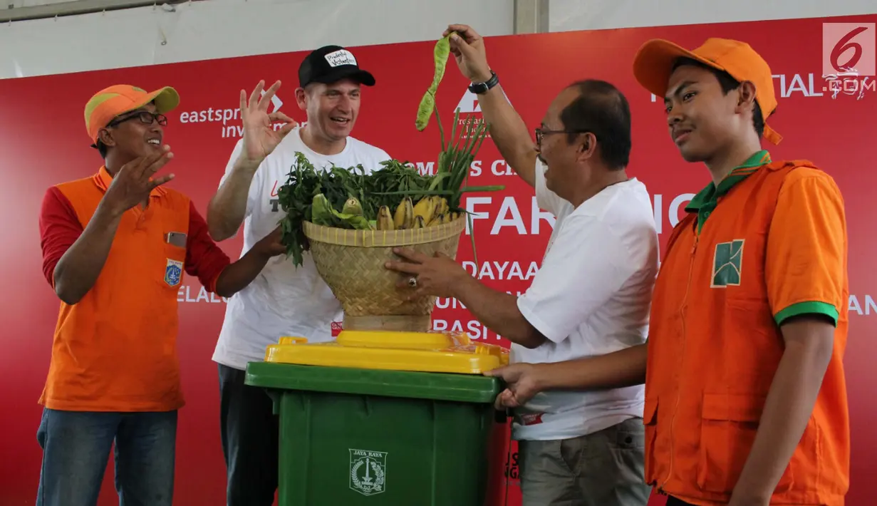 Presdir Direktur PT Prudential Indonesia Jens Reisch (kiri) saat memberikan bantuan di Asrama Dinas Lingkungan Hidup Jakarta, Jakarta, Sabtu (28/10). Prudential Indonesa berkomitmen memberikan kontribusi untuk pemberdayaan komunitas. (Liputan6.com)