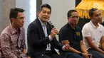 Presiden Direktur PT Bank Maybank Indonesia (Maybank Indonesia) Taswin Zakaria (kedua kiri) memberi keterangan pers persiapan final lomba lari internasional Maybank Marathon 2019 di Jakarta, Selasa (20/8/2019). Lebih dari 11.600 pelari dari 50 negara akan turut serta. (Liputan6.com/Fery Pradolo)