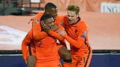 Pemain Belanda Steven Bergwijn (kiri bawah) diberi selamat oleh rekan setimnya usai mencetak gol ke gawang Norwegia pada pertandingan sepak bola kualifikasi Grup G Piala Dunia 2022 di Stadion De Kuip, Rotterdam, Belanda, 16 November 2021. Belanda menang 2-0. (AP Photo/Peter Dejong)