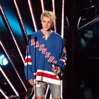 Lepas dari Selena Gomez dan Hailey Baldwin, ternyata pelantun lagu 'Sorry' yang tak lain adalah Justin Bieber sedang mencintai wanita yang jauh lebih tua darinya. (AFP/Bintang.com)