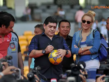 Diego Maradona menandatangani serta membagikan bola kepada penggemarnya di Stadion Gelora Bung Karno Jakarta pada Sabtu 29 Juni 2013 (Liputan6.com/Helmi Fithriansyah)