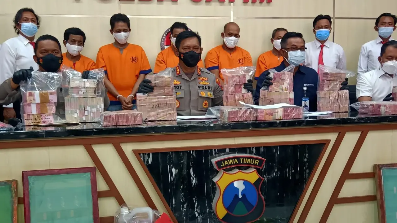 Para tersangka pengedar uang palsu diamankan di Polda Jatim. (Dian Kurniawan/liputan6.com)
