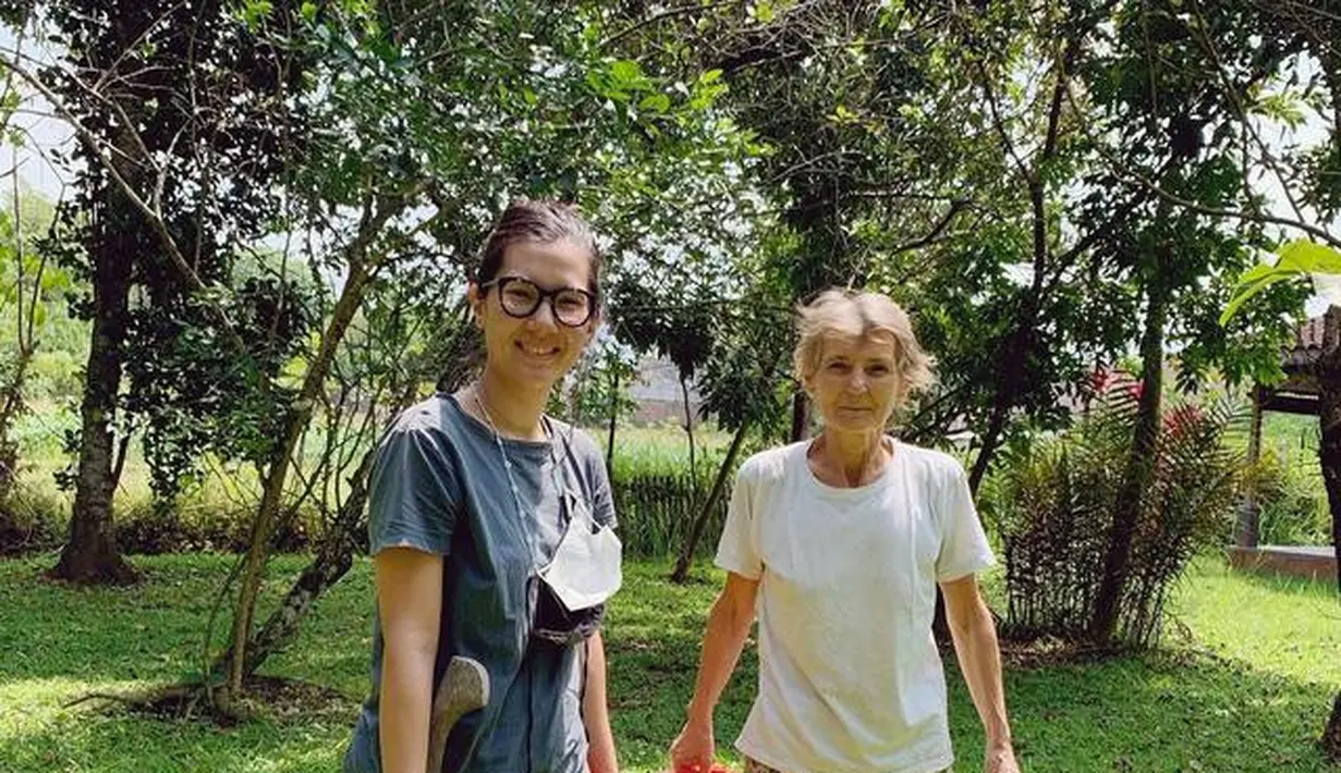 Bahkan dalam kesehariannya, ia juga terlihat begitu santai dengan gaya yang super nyaman. [Foto: Instagram/ Sarah Candra]