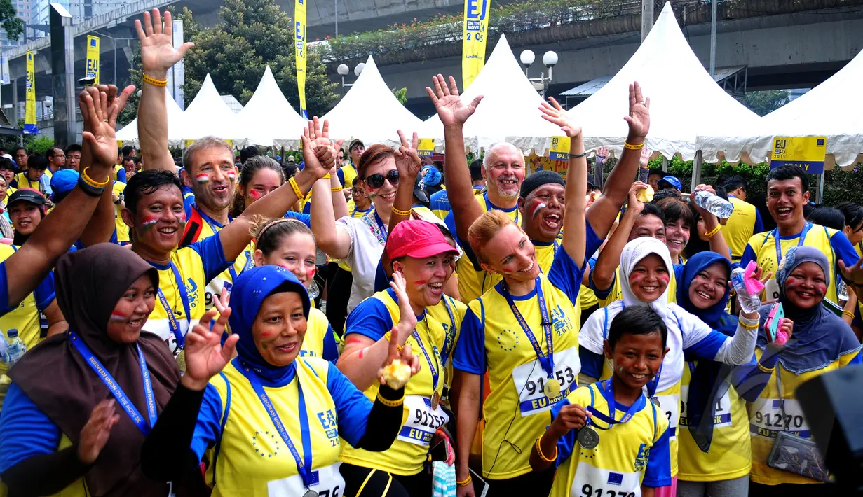 Ribuan orang turut ambil bagian dalam event lari bertajuk 'EU On The Move 5K' di Sudirman, Jakarta, Minggu (3/5/2015). Acara lari tersebut memulai garis start di Sampoerna Strategic Square dan finish di Menara Intiland. (Liputan6.com/Yoppy Renato)