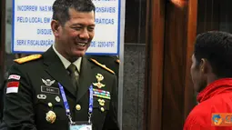 Citizen6, Brazil: Komandan  Kontingen Atlet TNI Brigadir Jenderal  TNI Doni Monardo memberikan  apresiasi berupa hadiah  kepada para atlet yang berprestasi  pada Olimpiade Militer Dunia ke-5 di Brazil, Minggu (25/7). (Pengirim: Hartono Tono)