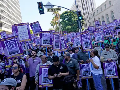 Pekerja melakukan mogok kerja di luar Balai Kota, Los Angeles, Amerika Serikat, Selasa (8/8/2023). Ribuan karyawan Kota Los Angeles, termasuk pekerja sanitasi, insinyur, dan petugas lalu lintas, keluar dari pekerjaan untuk melakukan pemogokan 24 jam dengan tuduhan praktik ketenagakerjaan yang tidak adil. (AP Photo/Ryan Sun)