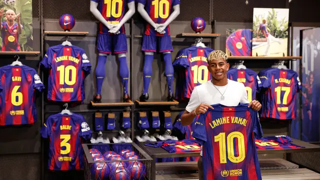 Foto: Jersey Nomor Punggung 10 Lamine Yamal Laris Manis