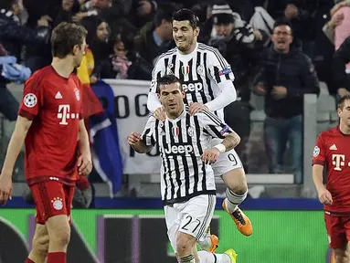 Gelandang Juventus, Stefano Sturaro, merayakan gol ke gawang Bayern Munchen pada leg pertama babak 16 besar Liga Champions di Stadion Juventus, Selasa (23/2/2016). Kedua tim bermain imbang 2-2. (Reuters/Giorgio Perottino)