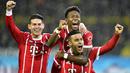 Para pemain Bbayern Munchen merayakan gol saat melawan Borussia Dortmund pada lanjutan Bundesliga di Signal Iduna Park, Dortmund, (4/11/2017). Bayern menang 3-1. (AP/Martin Meissner)