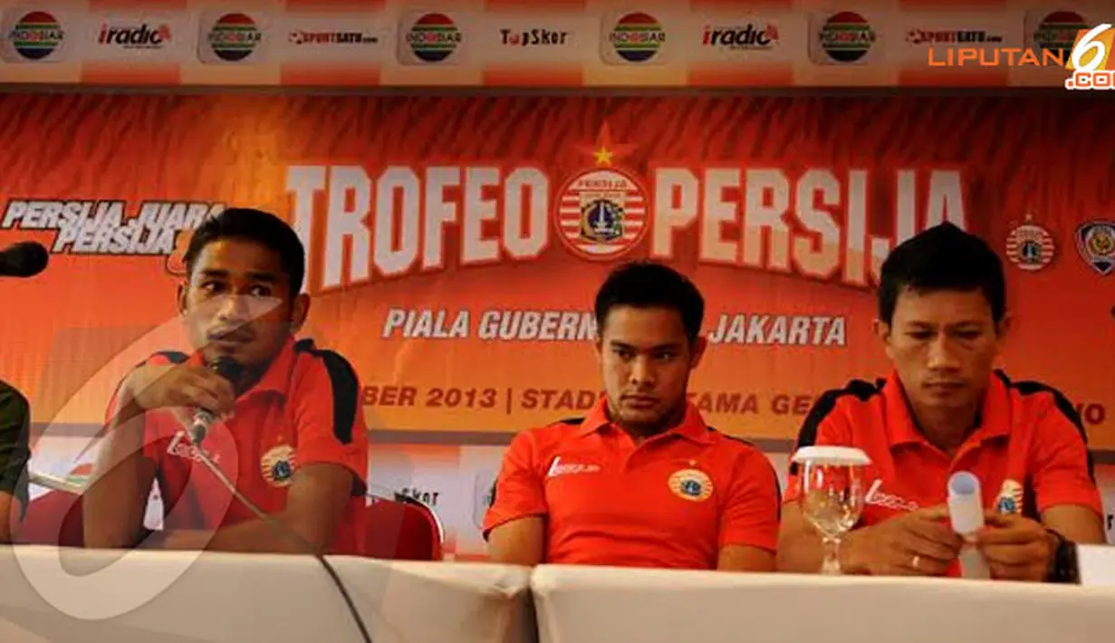 Saat jumpa pers di Jakarta pada Sabtu (28/12/13), pemain Persija Ramdani Lestaluhu (kiri) menyatakan akan tampil maksimal dan berusaha mempertahankan trofeo Persija untuk ketiga kalinya (Liputan6.com/Helmi Fithriansyah)
