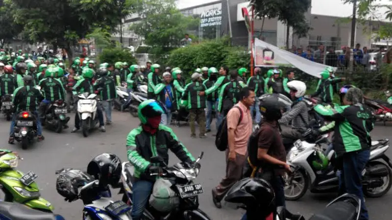 20160204-Diduga Berselisih-Ratusan Driver GrabBike-Penuhi-Stasiun Cawang-Jakarta