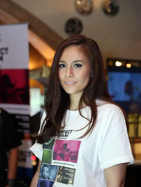 "Biasanya, mbak setrikain baju aku. Aku bilang enggak! Setrika sendiri, nanti di sana (Amerika) gimana. Kemarin enggak ada mbak aku manfaatkan. Dia ngepel, nyetrika, cuci baju, cuci piring, belajar masak. " tutur Wulan. (Nurwahyunan/Bintang.com)