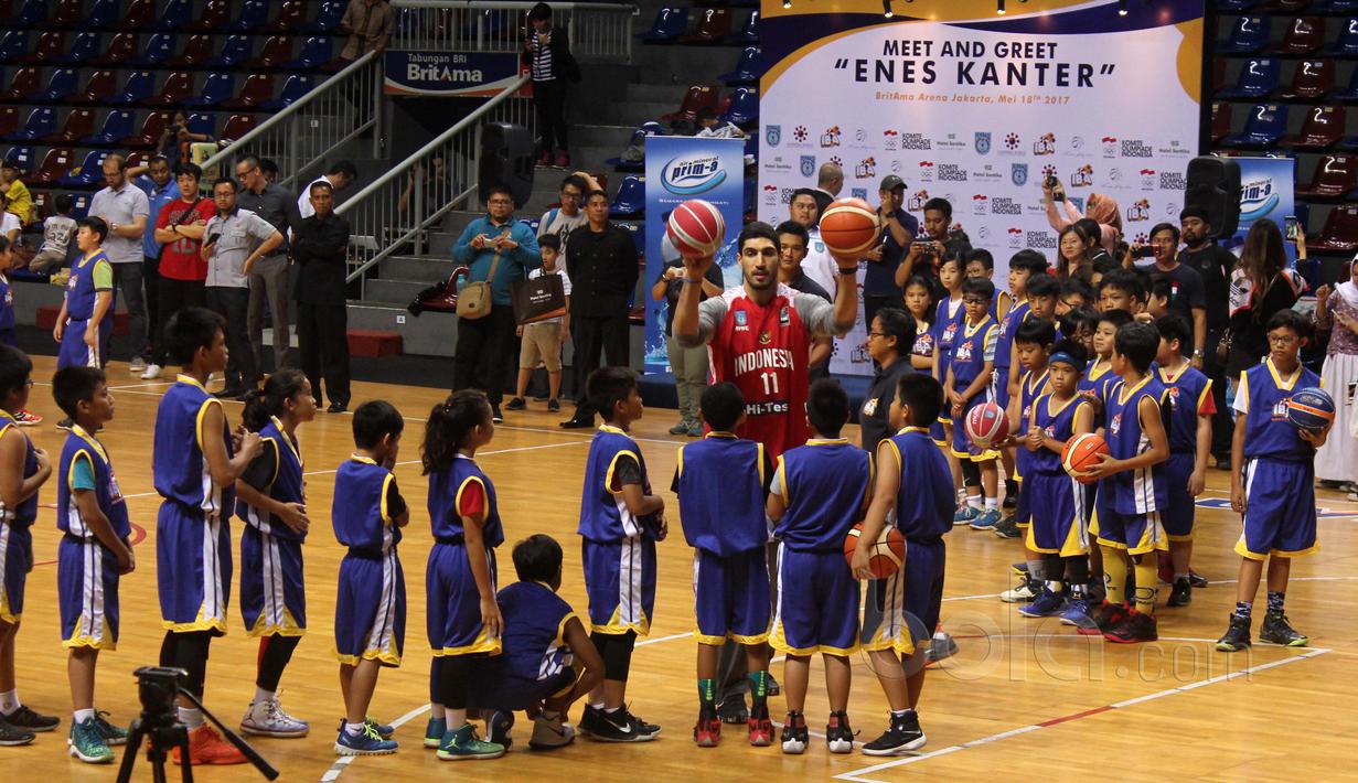 Bintang NBA dari Oklahoma City Thunder, Enest Kanter memberikan arahan kepada anak-anak di Britama Arena, Jakarta, Kamis (18/5/2017). Kehadiran Enest Kanter untuk memberikan coaching clinic selama tournya ke Indonesia. (Bola.com/Andri/Magang)